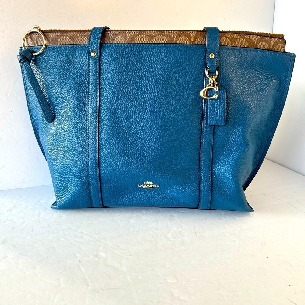 Coach NWT Large Tote Pebble Leather and Signature Print at Top Zippered Opening